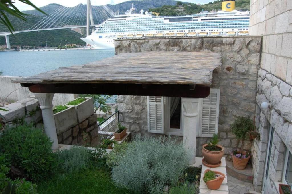 Apartment Seafront House In